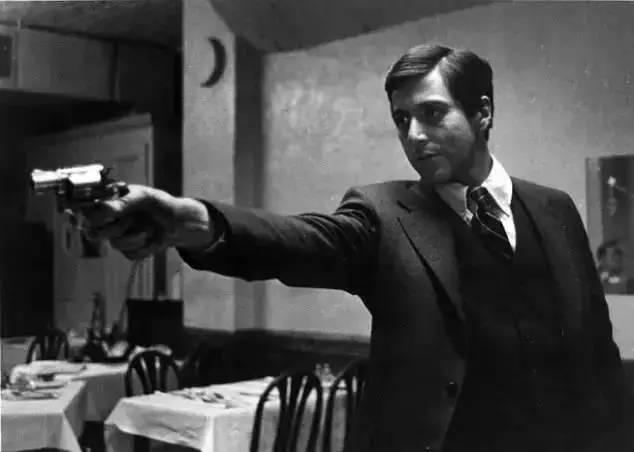 (特工举枪是这样的)(而你举枪是这样的)好家伙,我暗示的够明显了吧