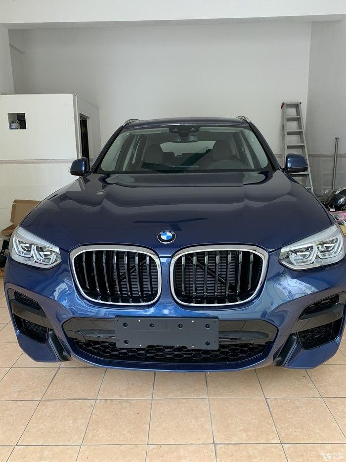 后面还有一台顶配版本,20寸轮毂帅阳光下的量子蓝色