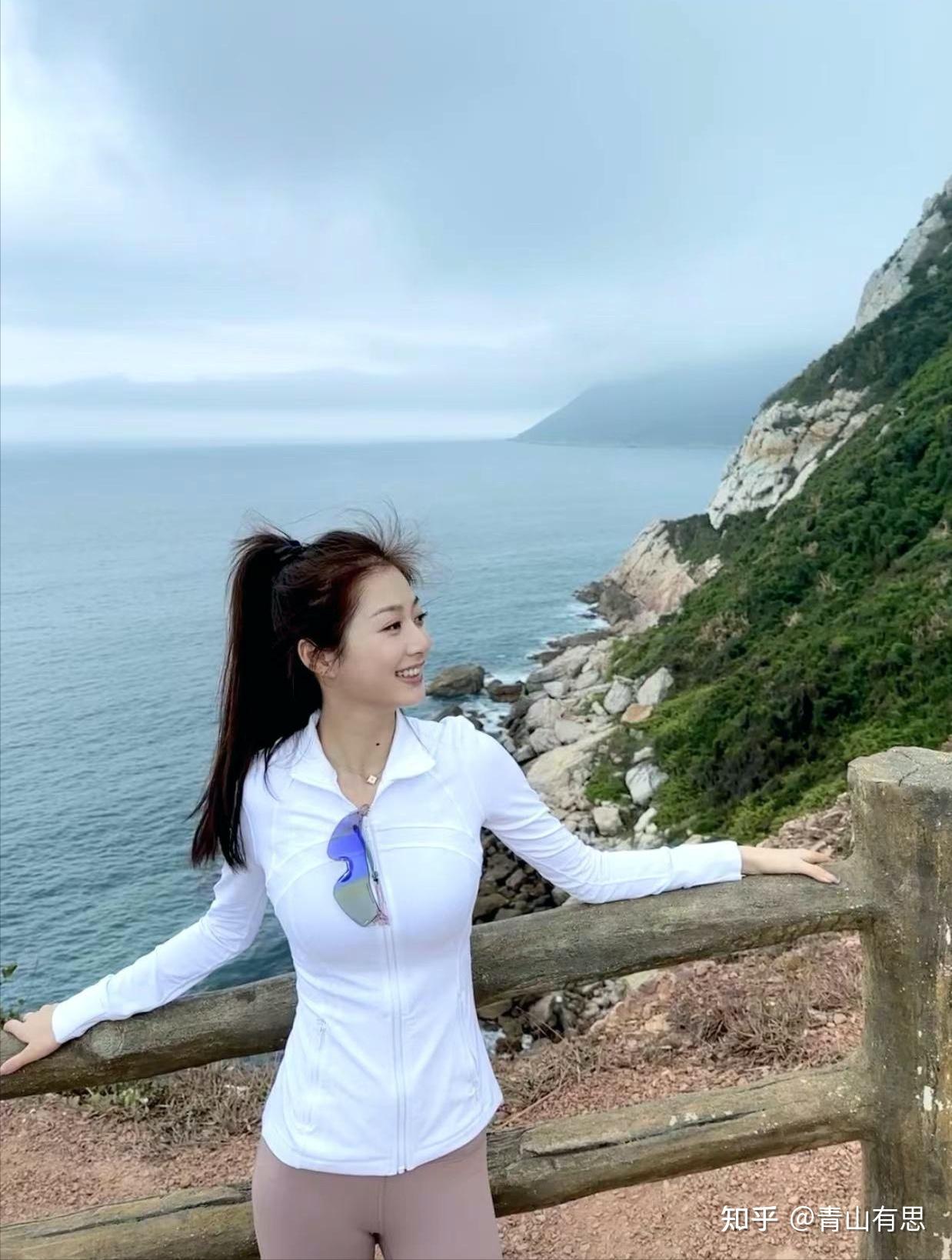 被冯琳元气造型美到了!灰蓝长裙高马尾仙气飘飘,笑容甜美治愈