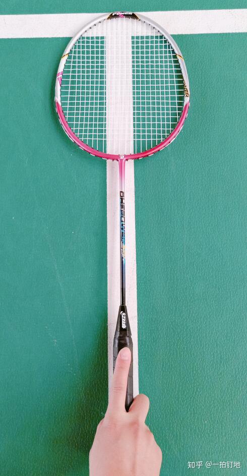 2,苍蝇拍式握法,拍过苍蝇的都知道,虎口对准拍柄宽面,由上向下拍球