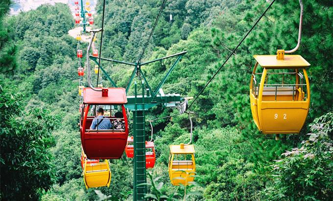 钟鼓索道为目前闽南地区第一长的观光索道,双线往复式,与钟鼓山隧道
