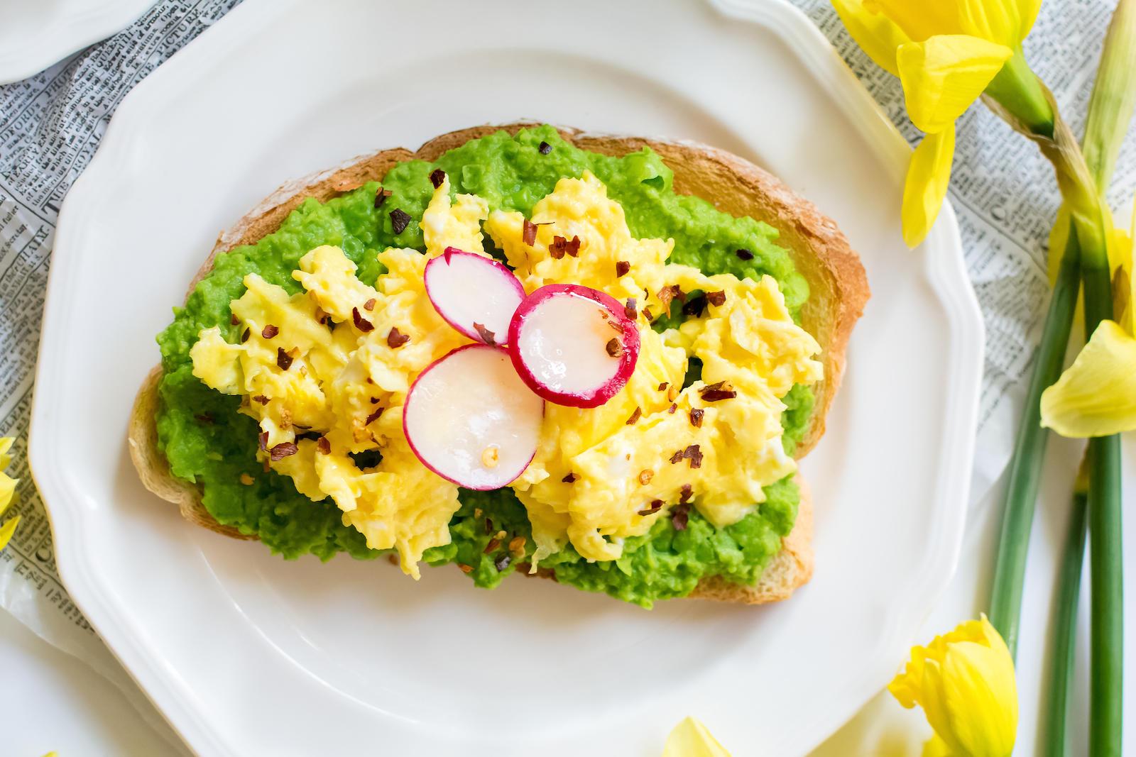 关键就在于这个英式炒蛋的做法了,要做到金黄鲜嫩.