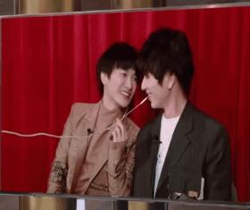 那个唱女声的整容换头男歌手 知乎