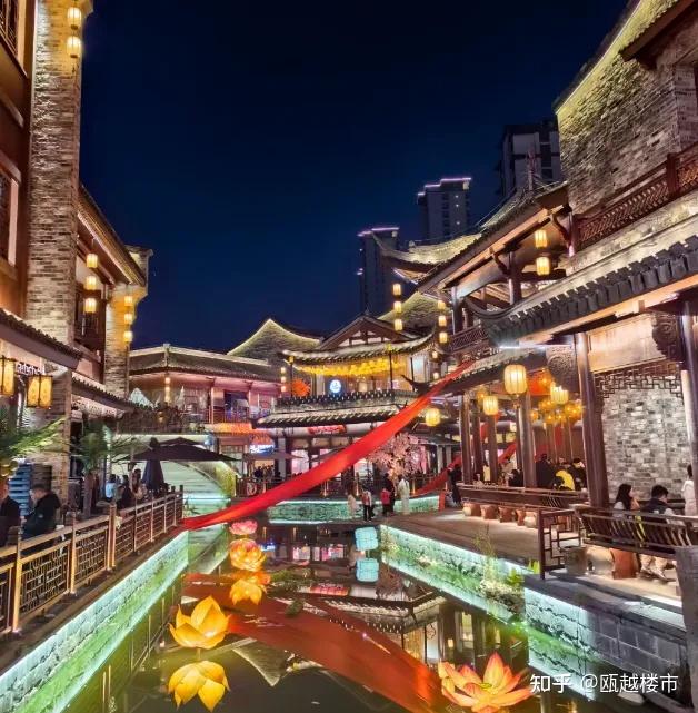 它以文化休闲,餐饮,娱乐三大业态完美展现了"古街新潮",迅速成为温州