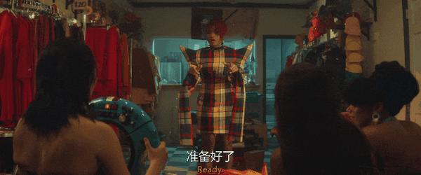 《贼爱时尚》烂番茄92%，脑洞放飞，讽刺拉满