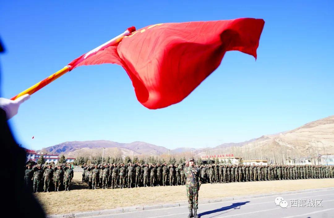 新兵被授予列兵军衔授衔仪式举行2021年秋季入伍新兵火箭军驻高原某部