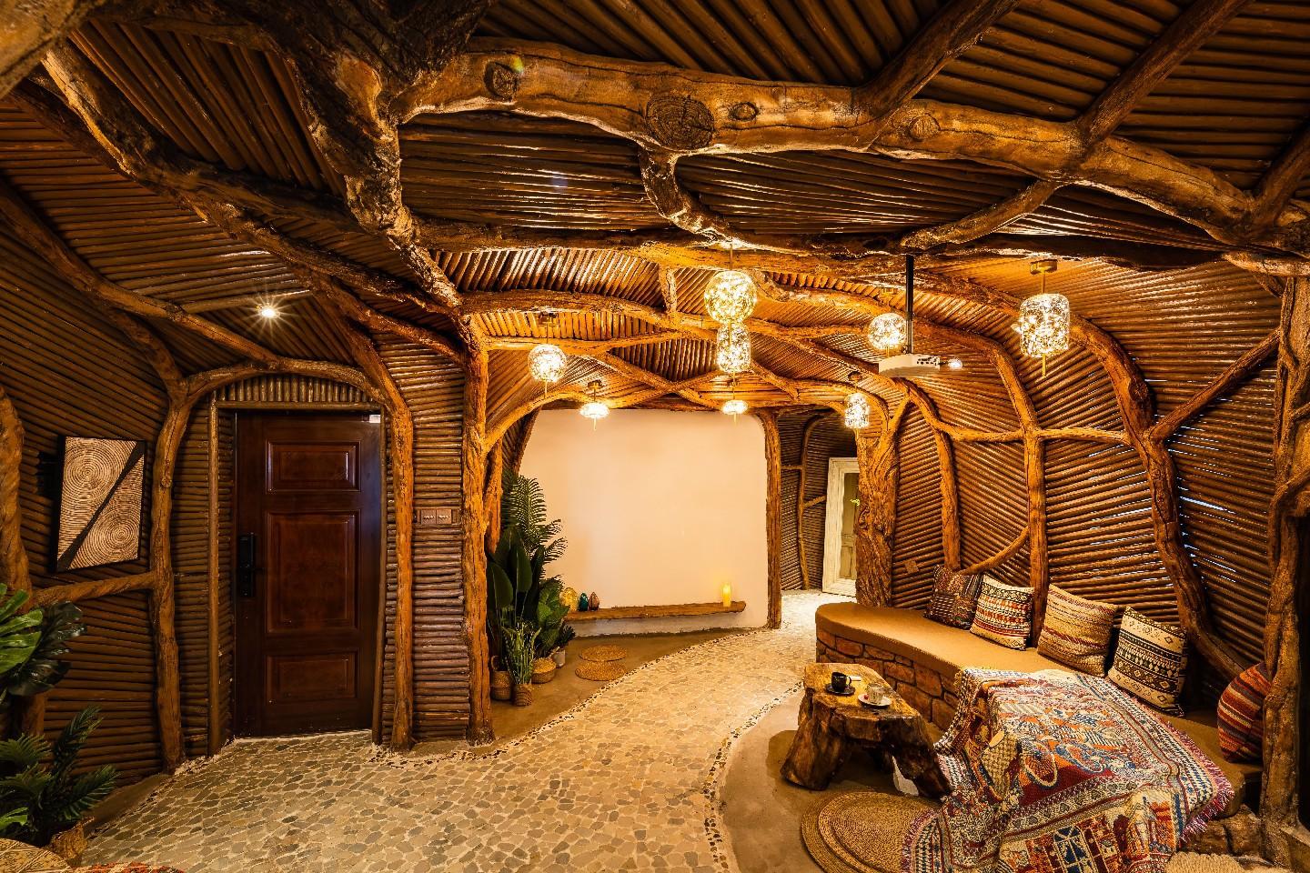 功能还是齐全的,窗边还有小浴缸,可以边喝酒边泡澡民宿就在商圈内,楼