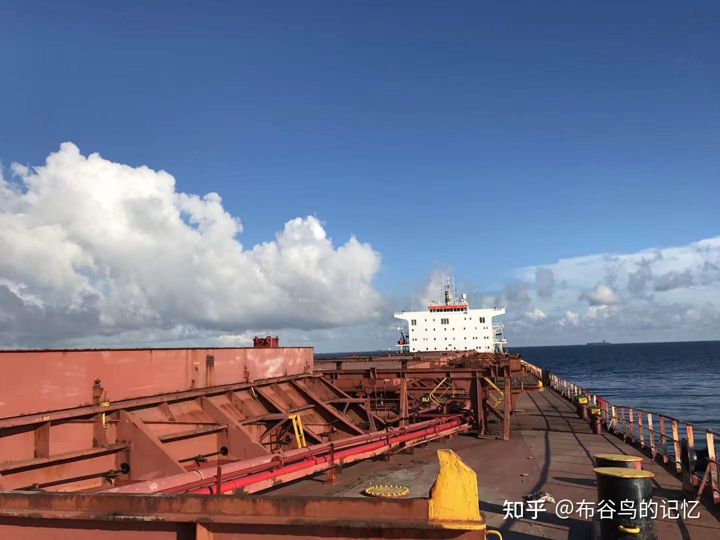 船舶航行过程中引航员如何登船呢？远洋船员告诉你答案 - 知乎