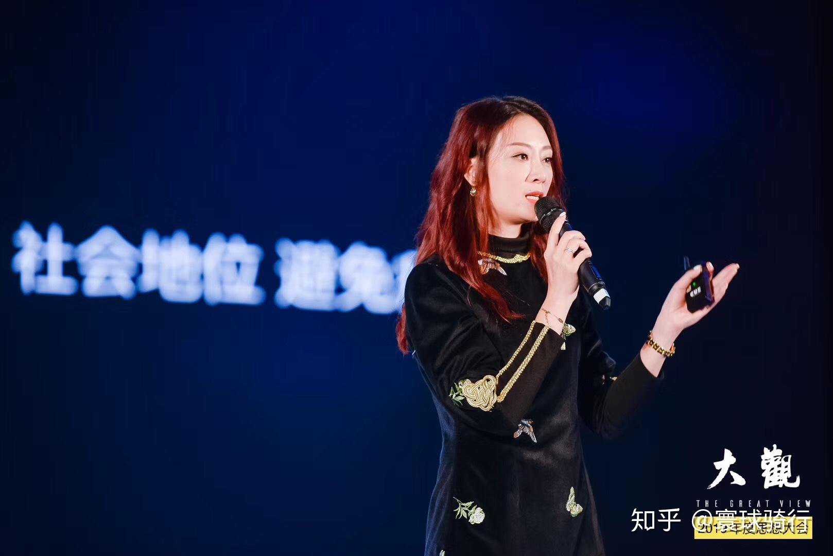 作为广东人所熟悉的主持人莫澳欣,她活出了生命的各种可能性,她既是