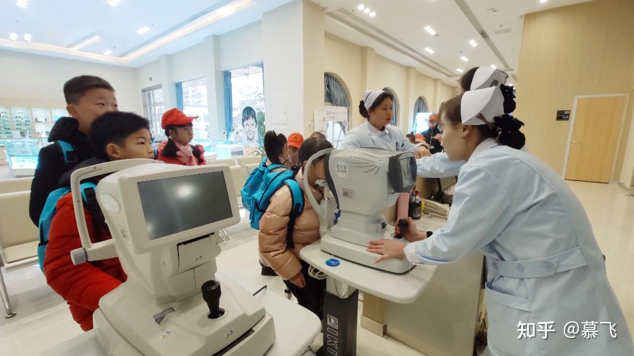 带孩子去医院检查眼部健康,视力,可谓掀起了一波"暑假青少年配镜潮"