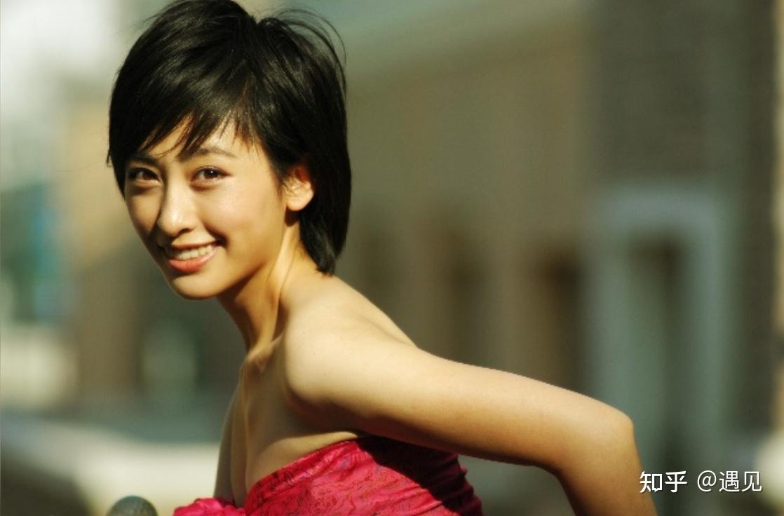 她是军艺校花被大25岁张铁林抛弃后嫁著名坏蛋生子获幸福