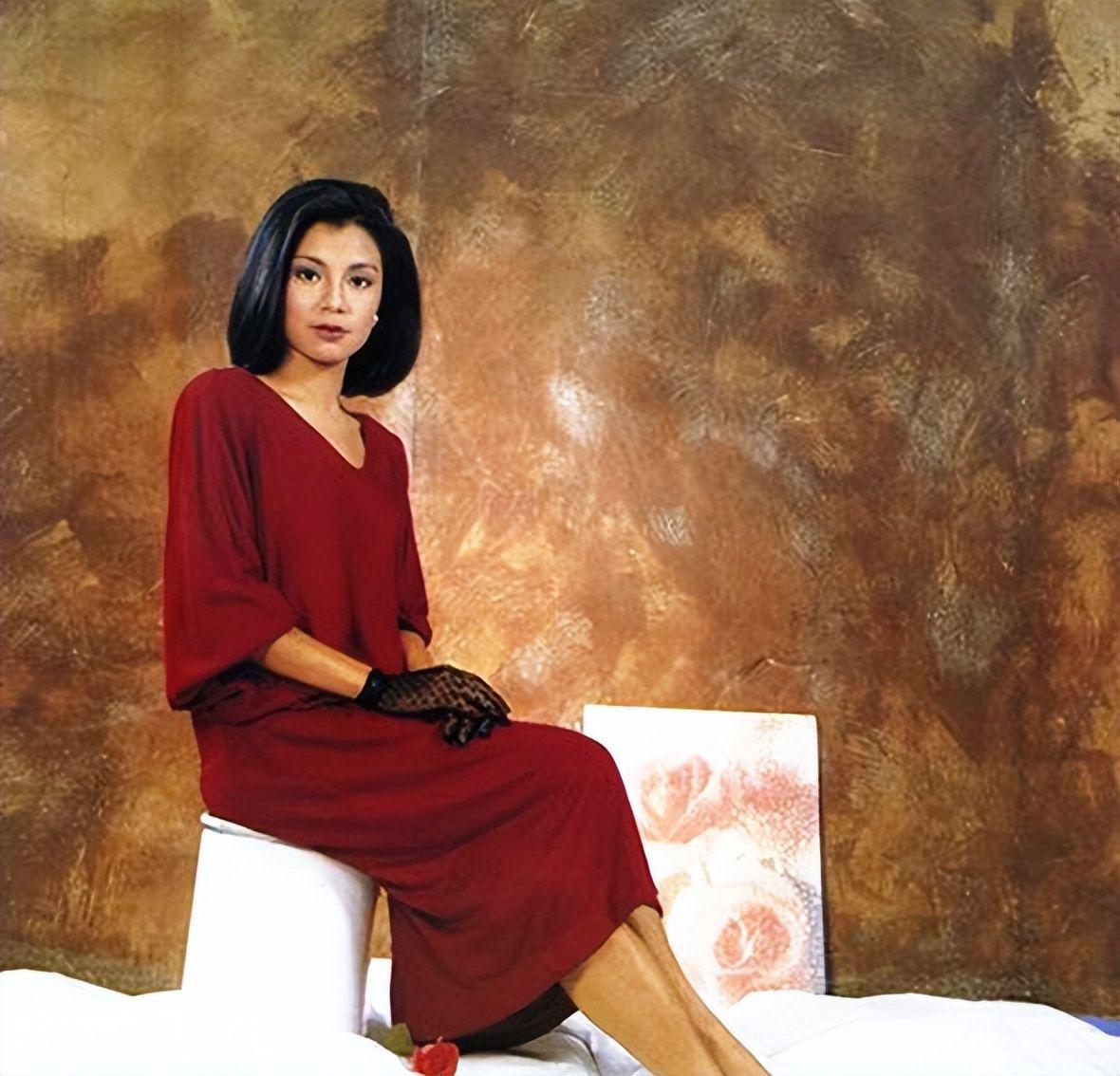 看了翁美玲的怀旧造型,蓦然回首:"再过50年,穿衣不如她温婉"