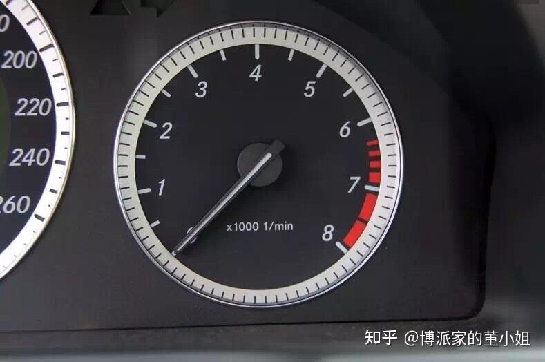你知道汽车转速表上为何要设置红色区域吗