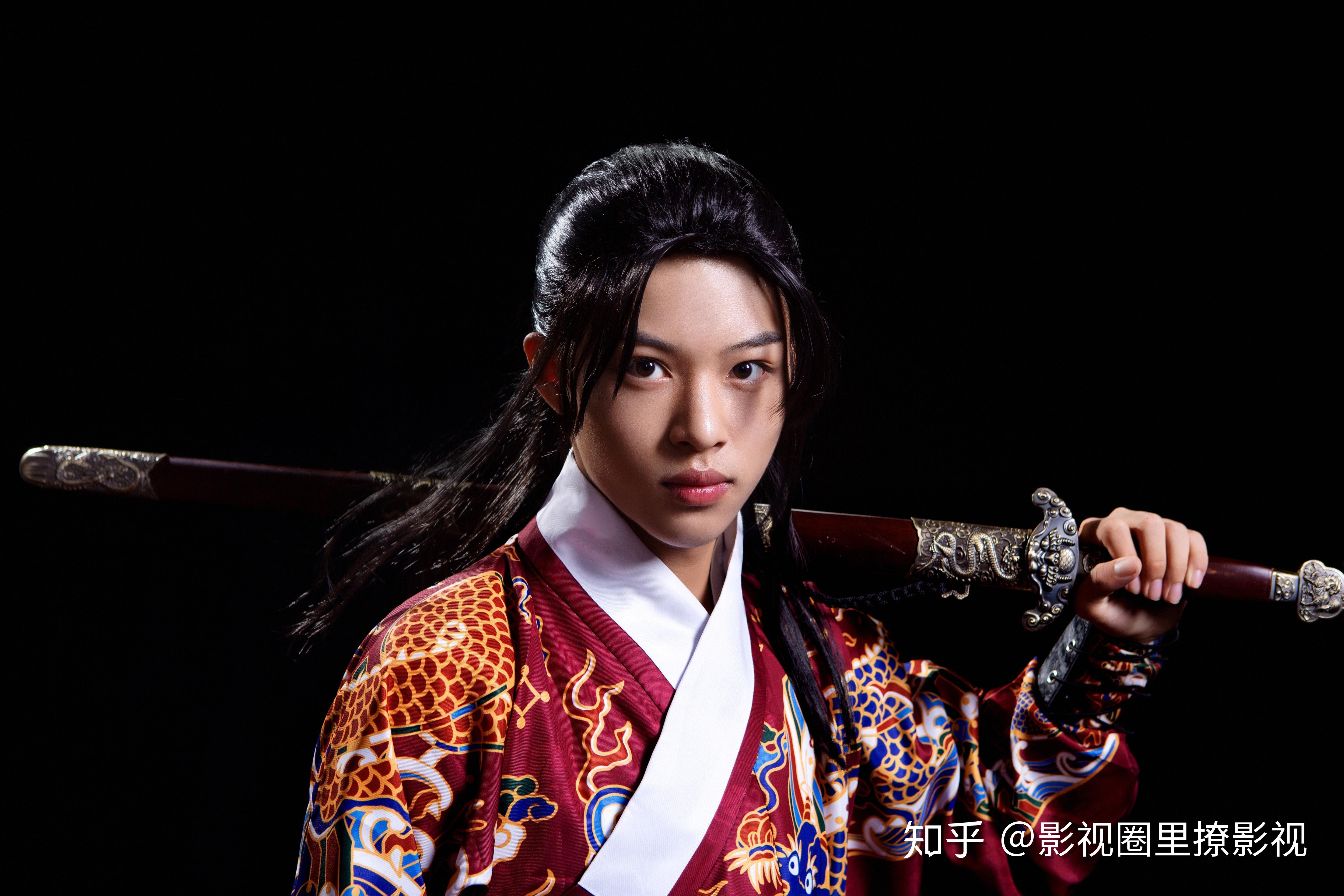 古装武士谷文泽腰佩绣春刀 手持关公剑 修炼在【衡