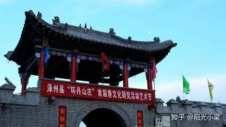 山庄东侧是始建于明代之文昌阁,一层供奉孔圣人,二层供奉的是河神,坐