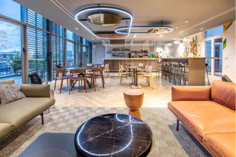 那组合式的洽谈桌椅搭配吧台,沙发,就能组成一套比较完整的茶水间