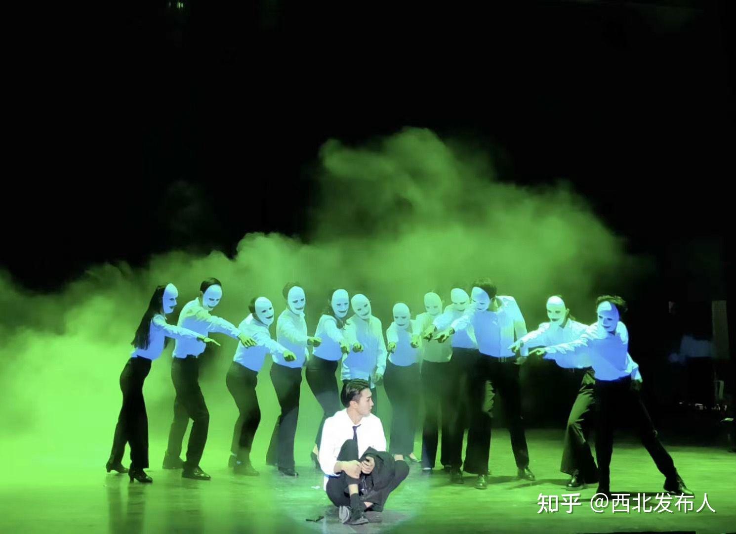 演员佟岩松主演话剧《流言风暴》