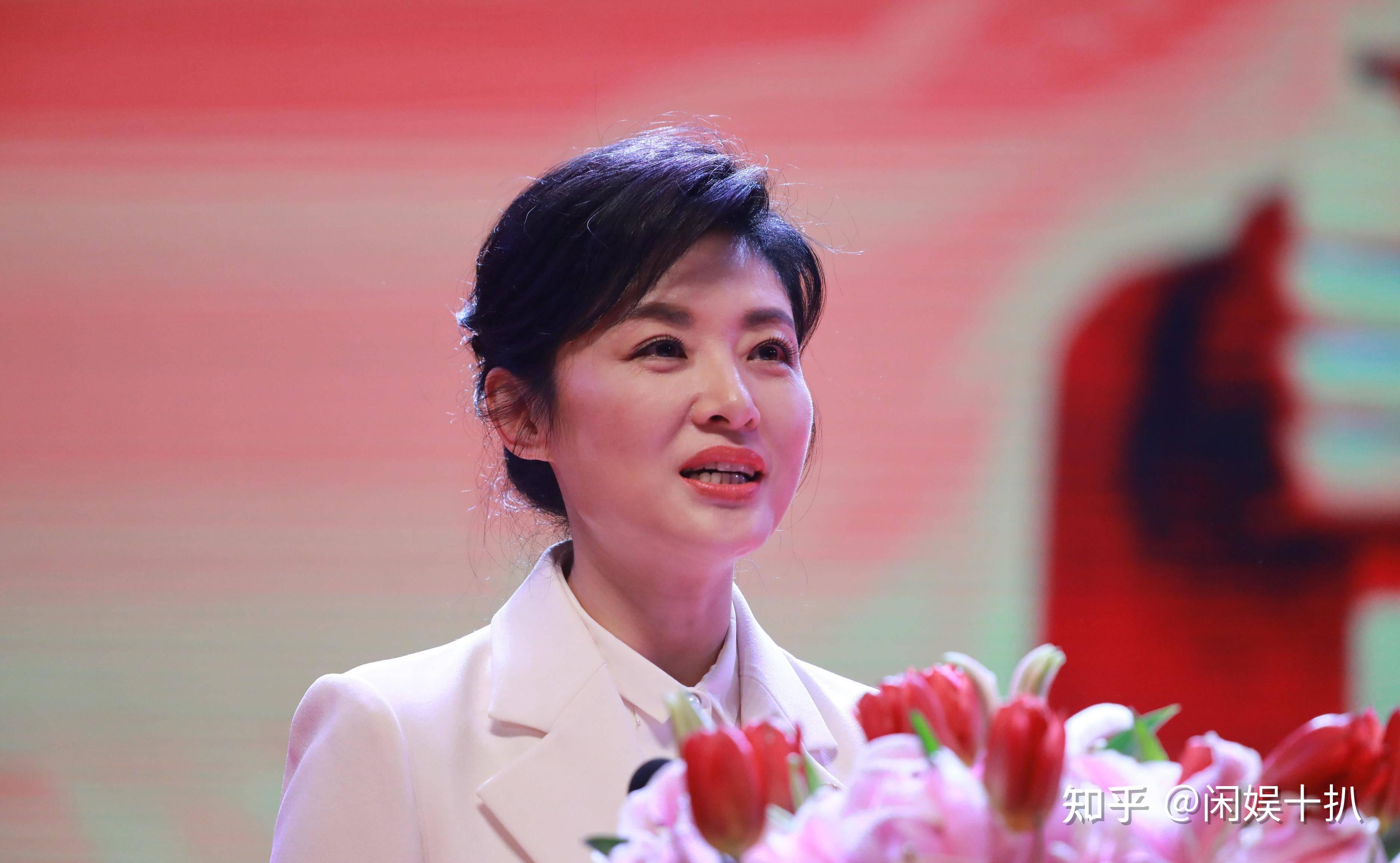 55岁周涛罕见晒工作,主持春晚16年,离开央视后她干嘛去了? - 知乎