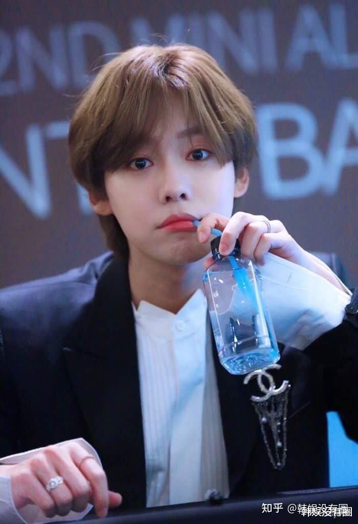 除了作为歌手展开活动之外,金秦禹还通过《魔幻手机》