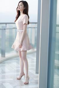 江疏影真的是白到发光,穿裸粉色短裙,大长腿又白又细,美到惊艳