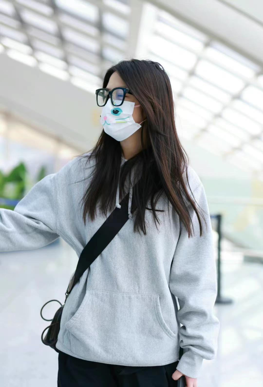 向涵之穿灰色宽松休闲卫衣配黑色阔腿工装裤春日穿搭慵懒随意