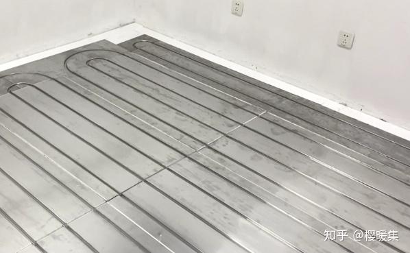 根据地暖模块尺寸固定木龙骨,地暖模块铺设于木龙骨中,铝板均热层铺于
