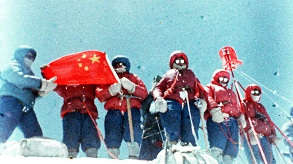 月27日14时30分,中国登山队"九勇士(索南罗布,潘多,罗则,桑珠,侯生福