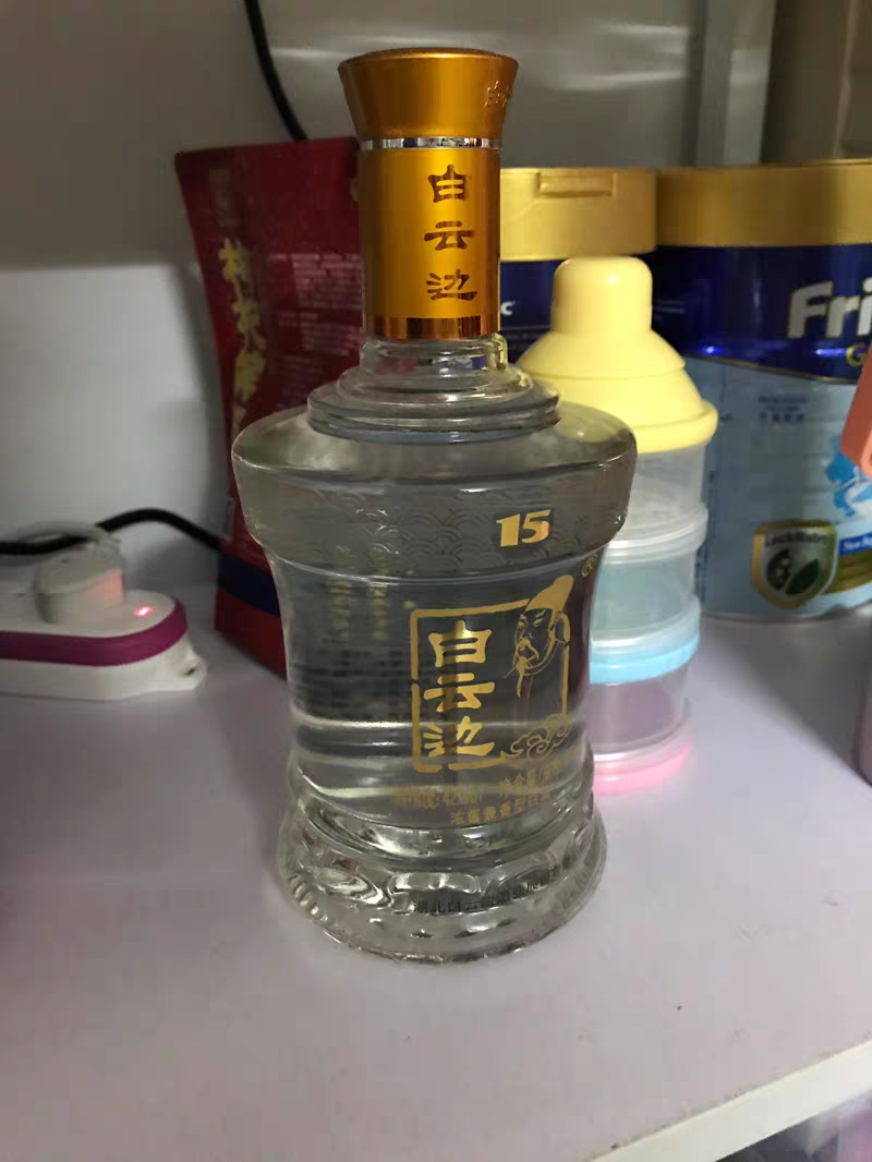 将船买酒白云边,白云边酒是大曲兼香型白酒,是中国五十三优白酒之一