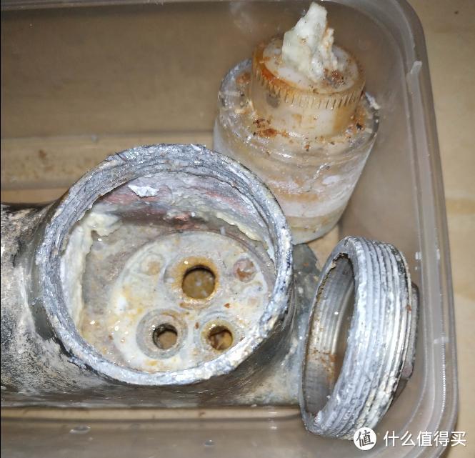 小问题自己修 篇五十五:冷热水龙头阀芯压紧盖因水垢锁死时可泡白醋