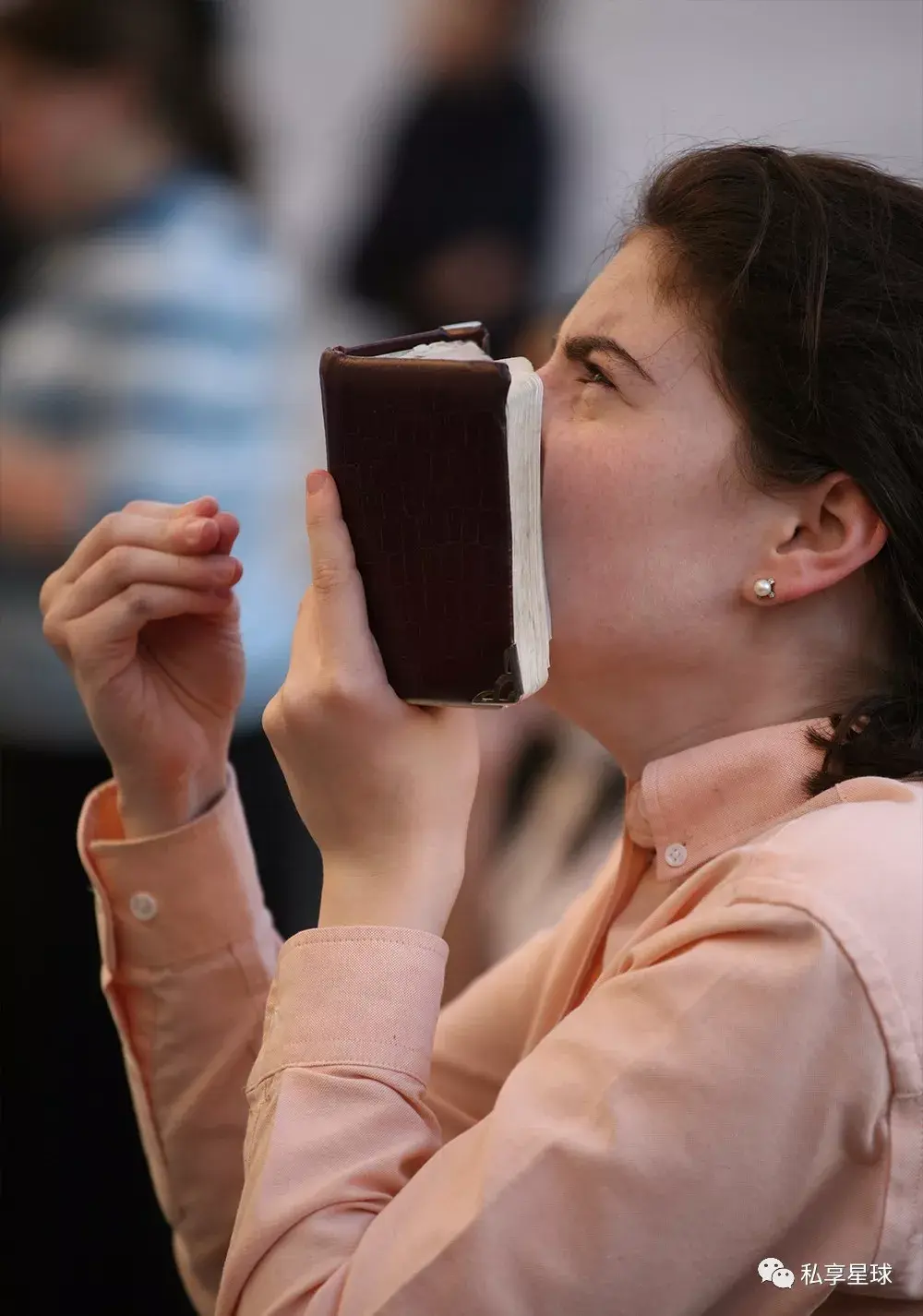 抚墙面向神祷告,有的大声朗诵,有的则默默祈祷,有的对着哭墙暗自啜泣