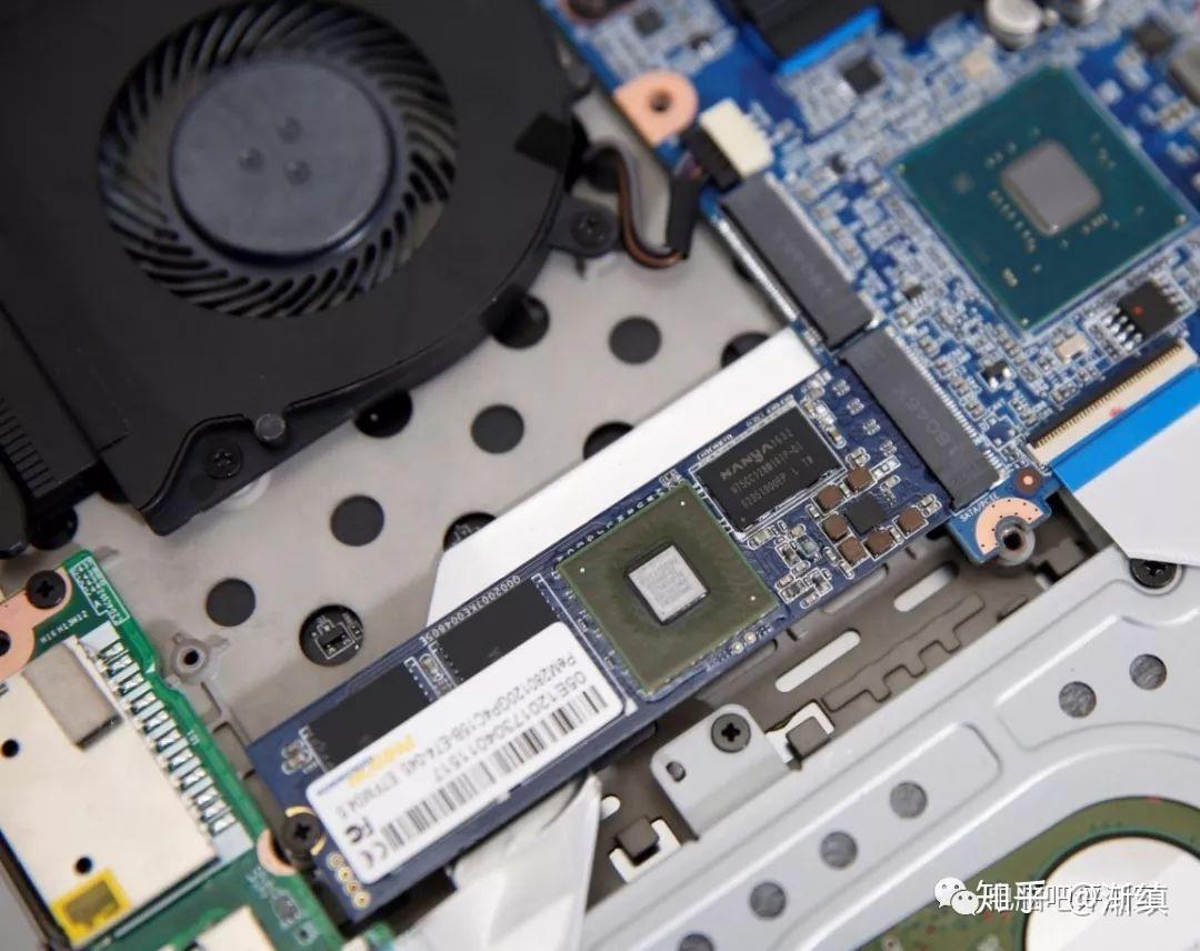 窄边框的颜值范儿游戏本机械革命z2评测