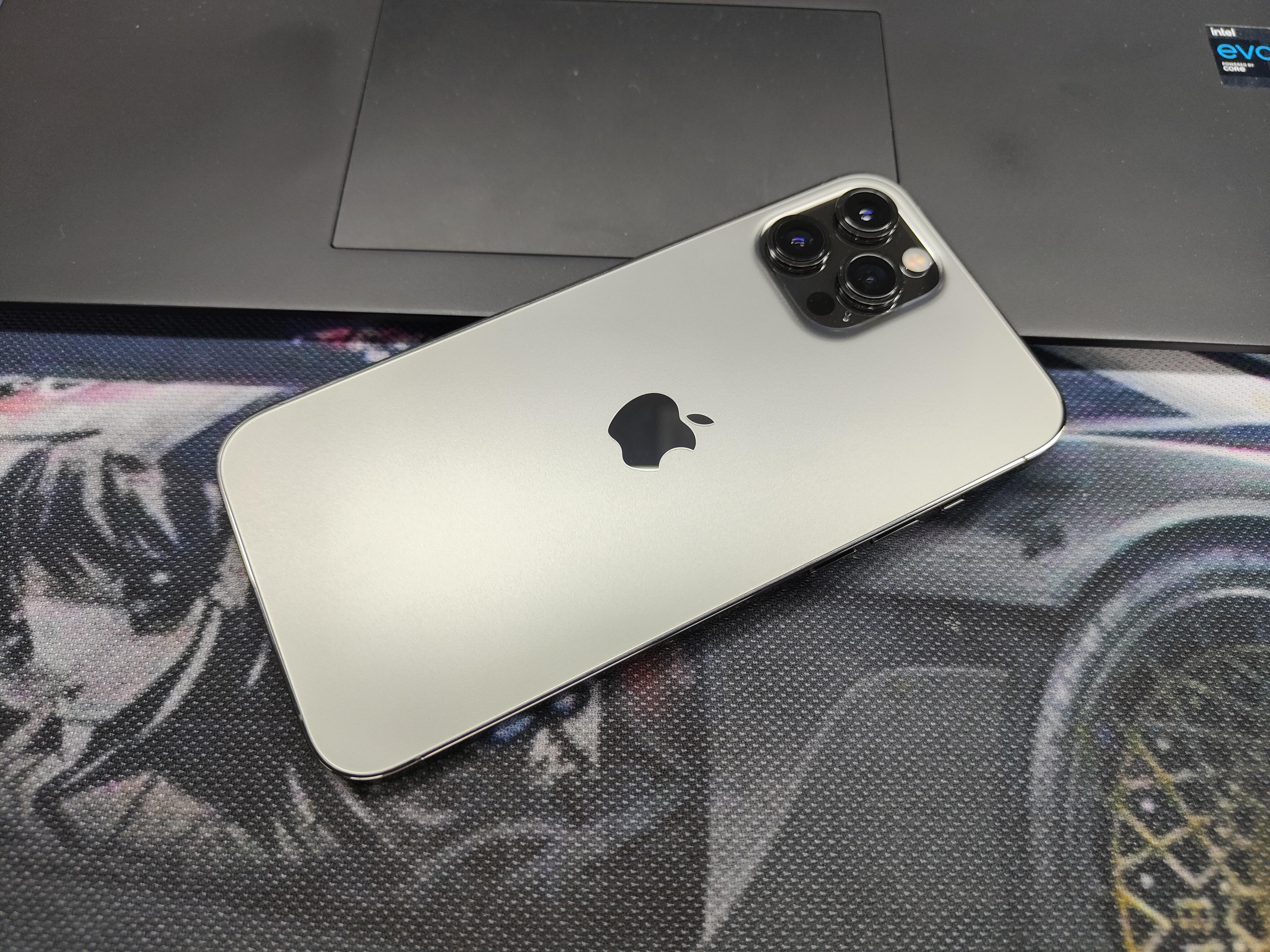 買了iphone13promax後手裡的iphone12promax還能值多少錢