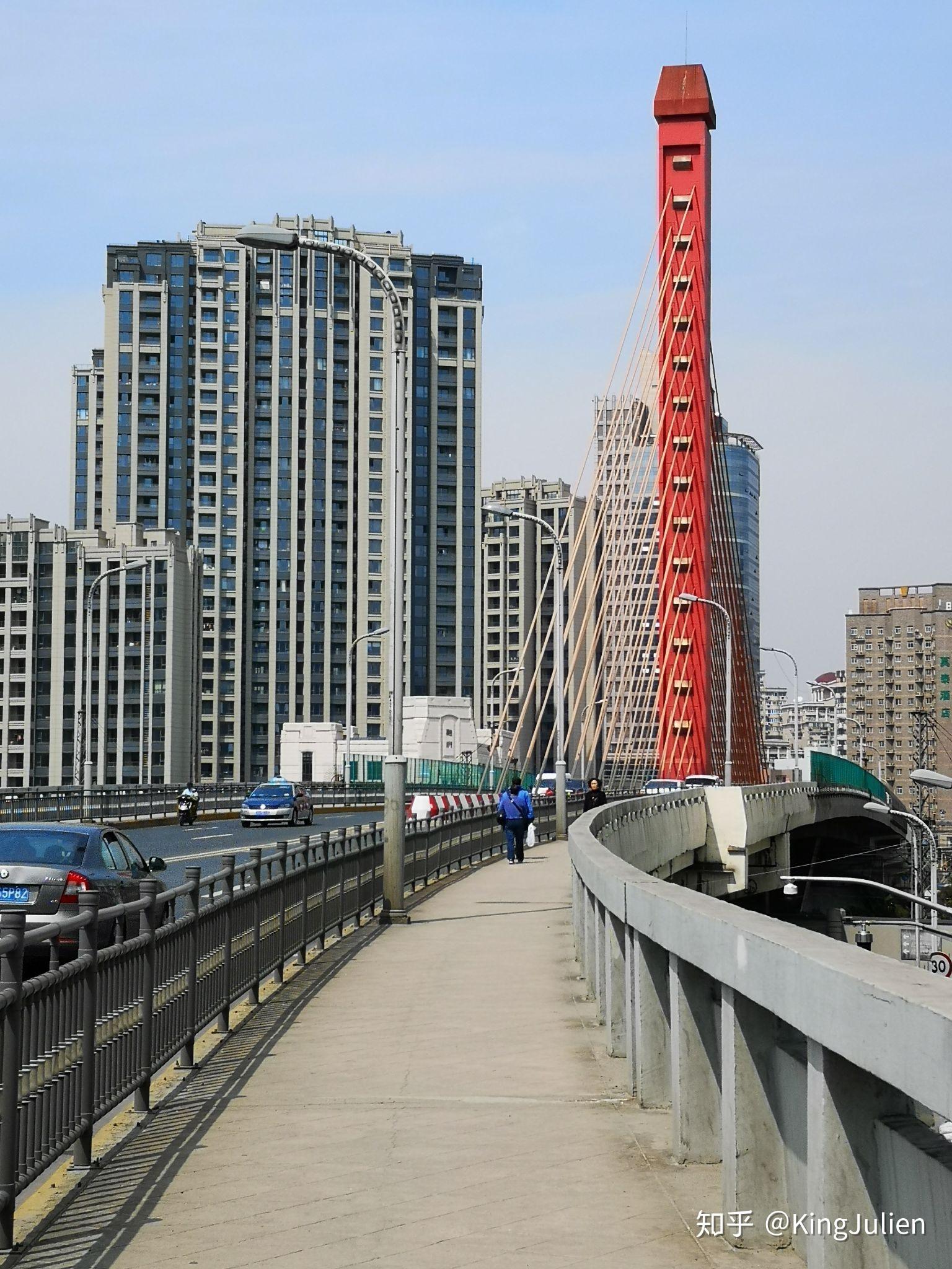 拍完照后,笔者便验票出站前往上海最著名的拍车地点之一——恒丰路桥