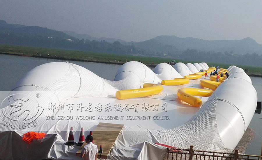 国庆将至新的网红打卡项目充气蹦床桥