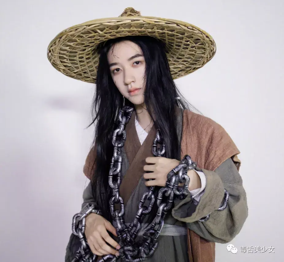 刘耀文,有刘海刘海掀开后↓也不算难看↓古风扮相在团内相对但他15