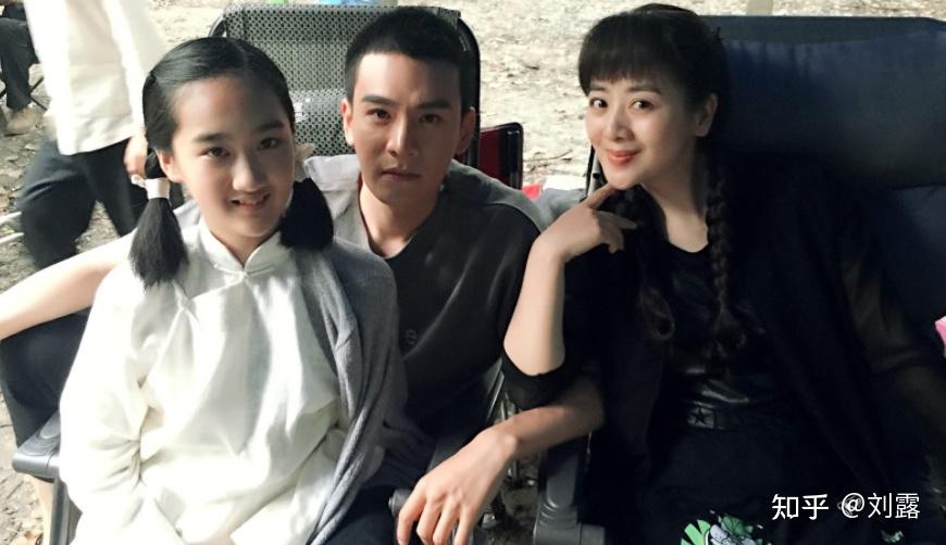 小李琳大女儿长大了,与继父经超情同亲父女,一家人住别墅够幸福