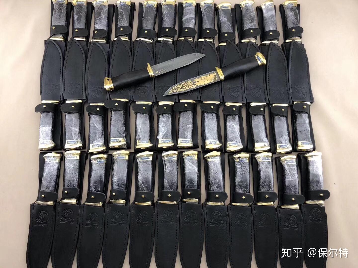 这个小契卡全长27厘米,大马士革刃材,鎏金工艺,柄为木材,牛皮鞘!