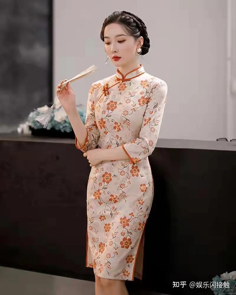 将其独特的魅力显露中长款旗袍也能穿得很好看显得自信又美丽