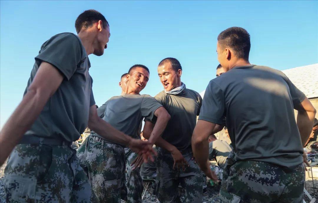 起床號吹響後,民族官兵們便開始精心準備,宰羊,穿串,製作美食……一