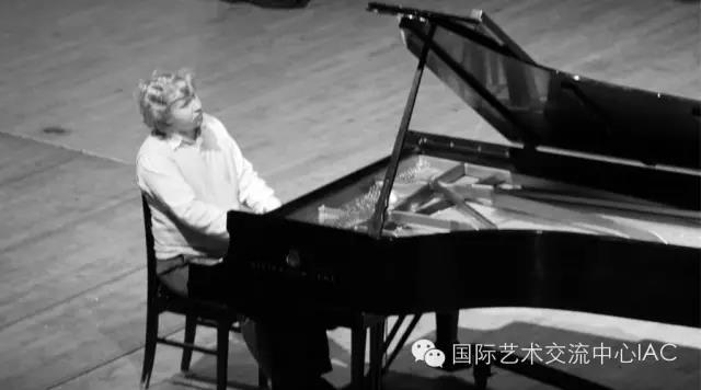 2015-2016季度,和钢琴家朗朗,大提琴家马友友,钢琴家基辛等获