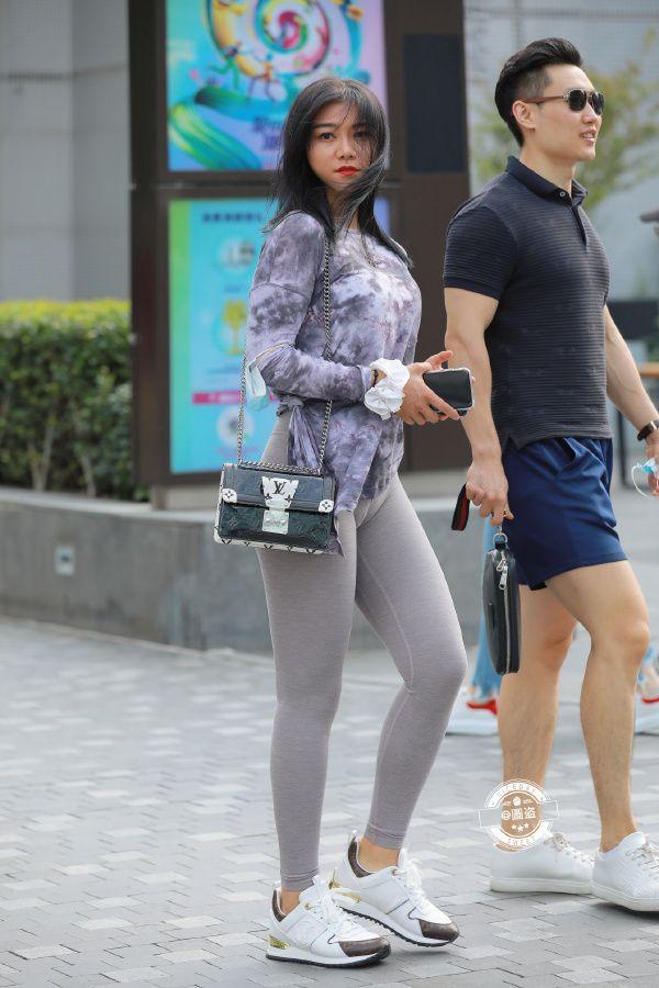 女生灰色紧身裤应该怎么搭配衣服比较潮呢?