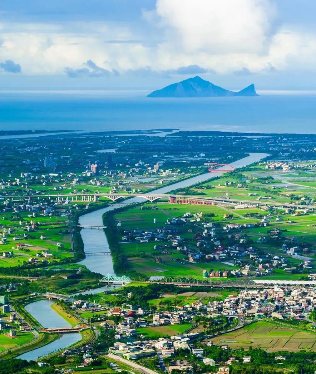 宜兰兰阳平原,远处隐约可见龟山岛.