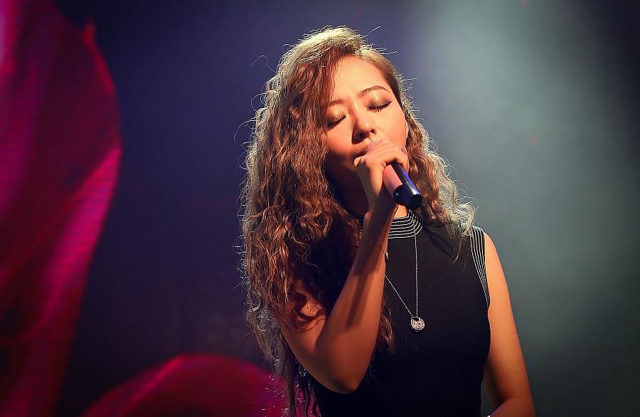 歌手现场唱歌时为什么要戴耳机