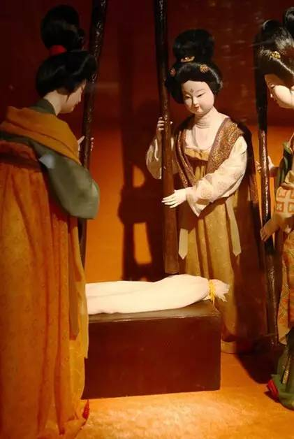 【服饰篇】唐代宫廷画家张萱《捣练图》赏析 - 知乎
