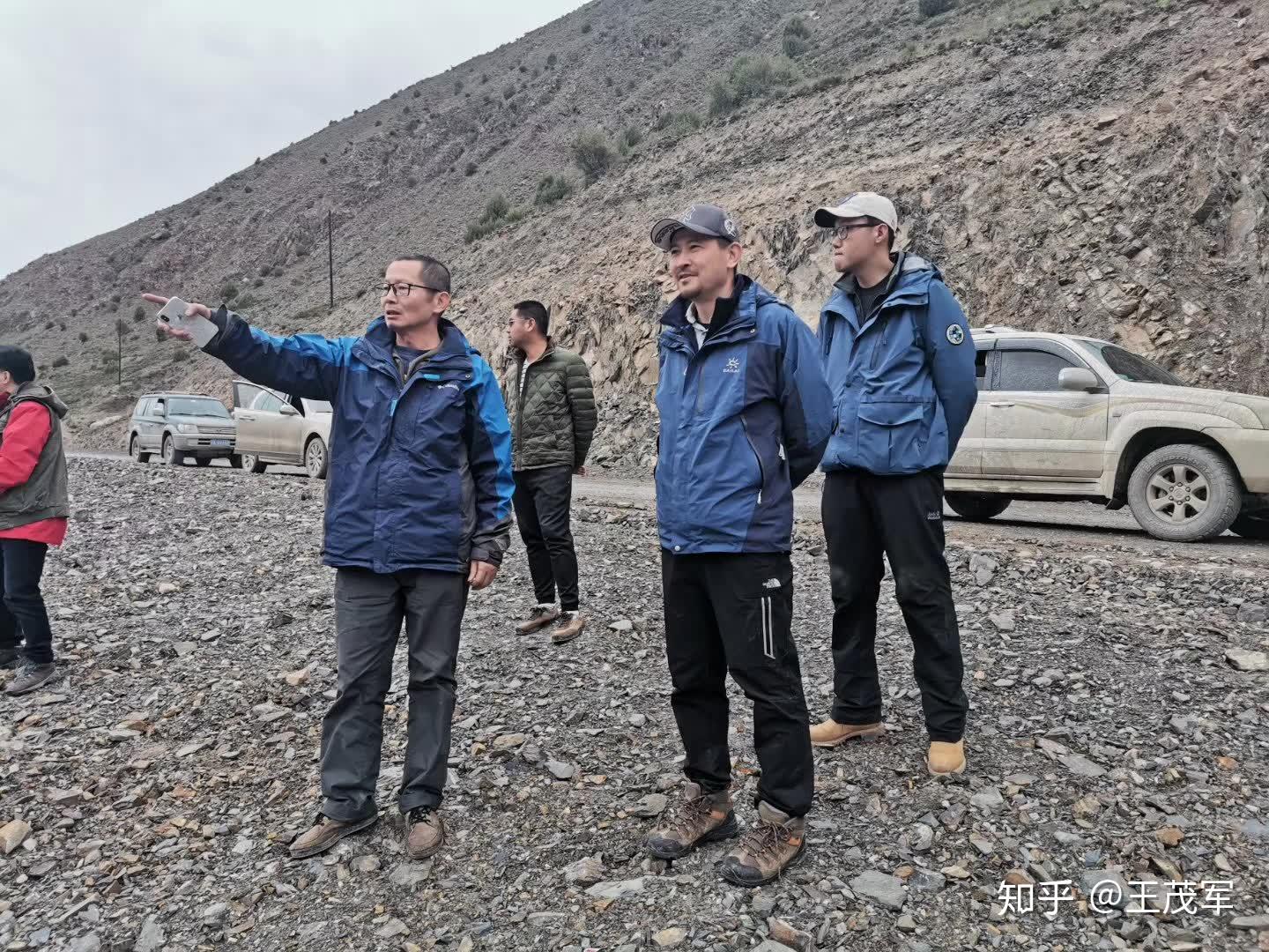 面对金沙江的感概(右二为谢隽)抵达叶巴滩时,谢导打电话,"我代表你们