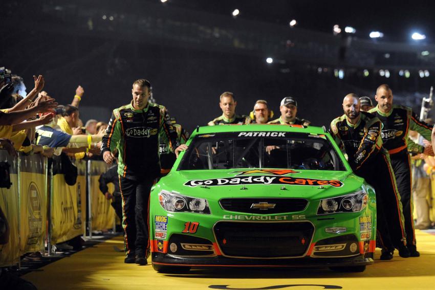 晚间比赛也是在灯光璀璨的专用场地,nascar们自然就不用装大灯啦,只要