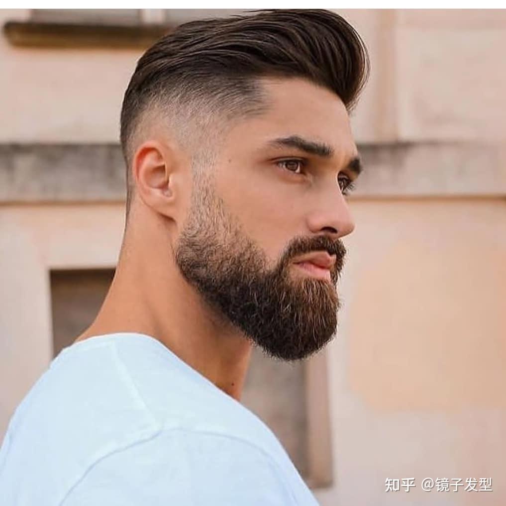 大背头男发是一种最能彰显男人气场的发型,头顶头发整体向后梳理露出