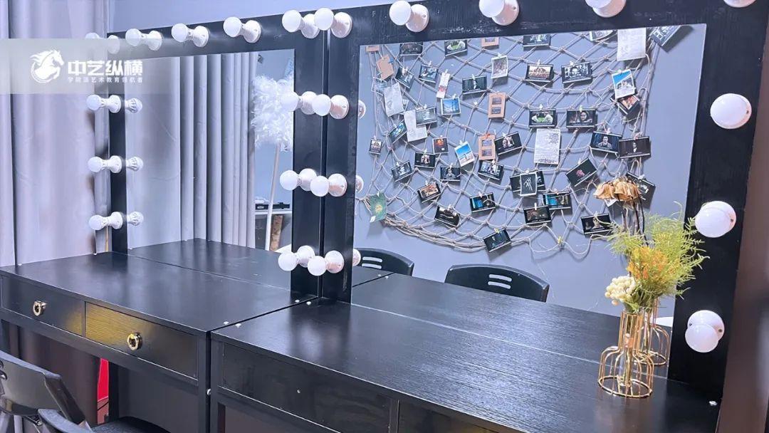 揭秘直播间暗黑产业链：假人脚本下载背后的流量骗局与平台监管困境 (揭秘直播间暗号大全)-初仟社区