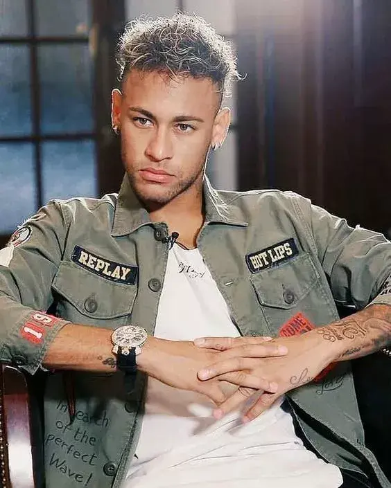 不得不承认的是,有了胡子的加成,内马尔一改旧日青涩面貌,变得更为