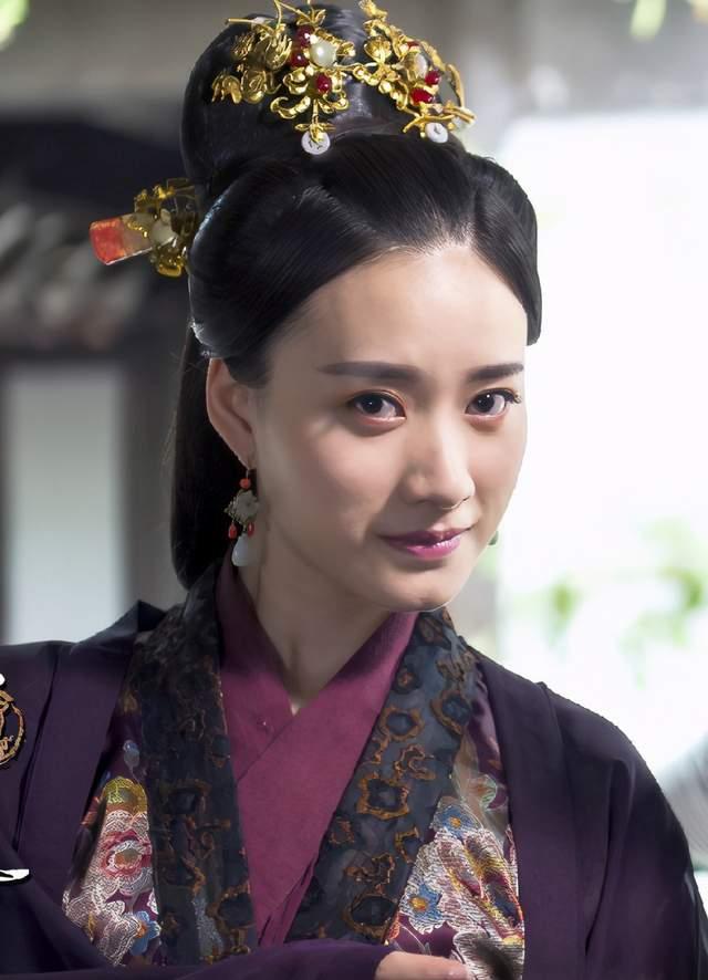 然后我们回头看看建宁公主,是不是瞬间就理解为什么她一个并不受人